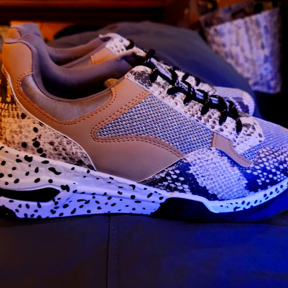 Woman's Steve Madden Sneakers